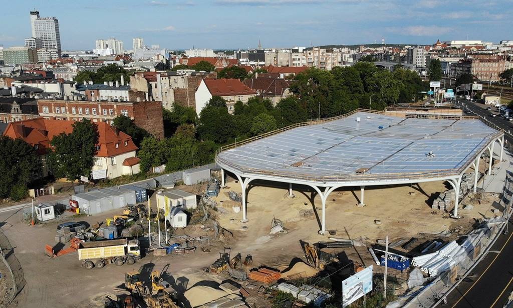 Dworzec przy ul. Sądowej wygląda inaczej niż na wizualizacji, ale wszystko jest zgodne z projektem