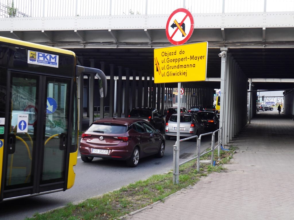 Kolejne zwężenie przy budowanym centrum przesiadkowym na Sądowej