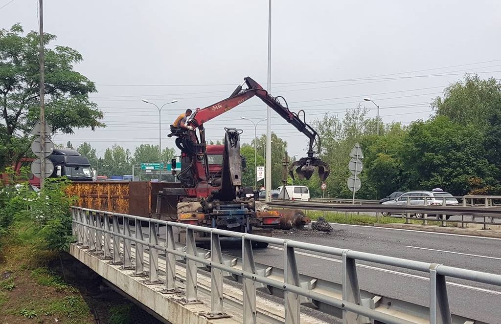 Złom spadł z ciężarówki. DK86 jest zablokowana