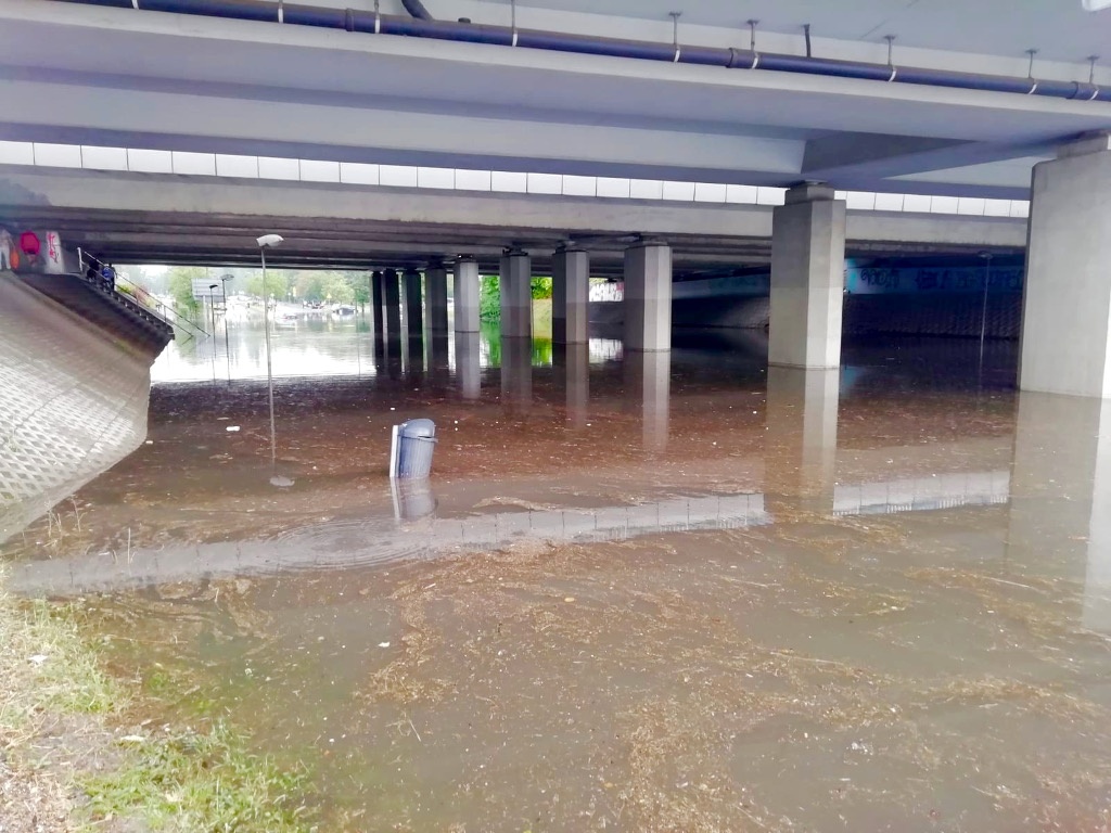 Zalane szpitale, drogi, centra handlowe, garaże i parkingi. Trwa usuwanie skutków sobotniej nawałnicy
