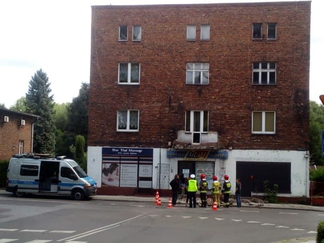 W Janowie zawalił się balkon. Uderzyła w niego ciężarówka