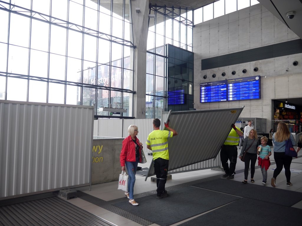 Wymiana schodów na dworcu rozpoczęta, ale jest problem z innymi