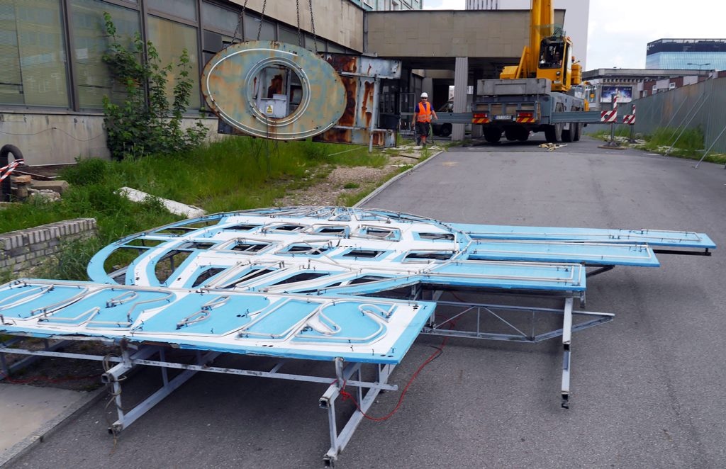 Dzień dobry Katowice. Neony z Hotelu Silesia trafiły do Muzeum Śląskiego