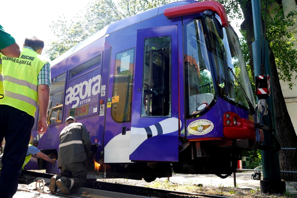 Tramwaj wykoleił się z torów i uszkodził samochód