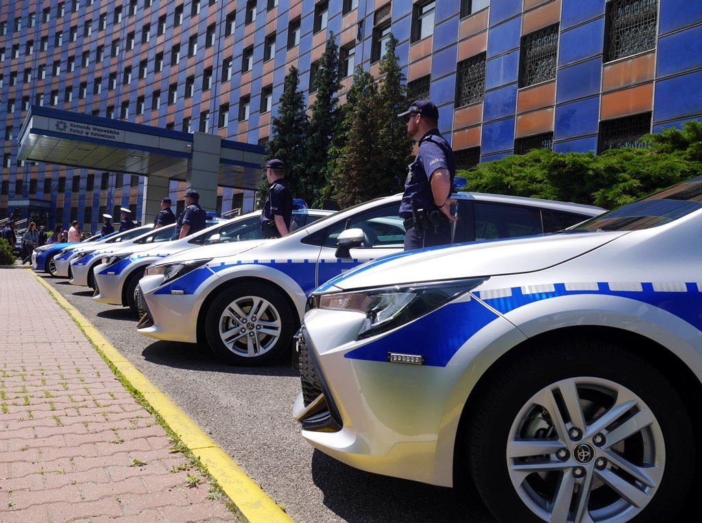 Policja ma nowe hybrydowe radiowozy i wideorejestratory [GALERIA]
