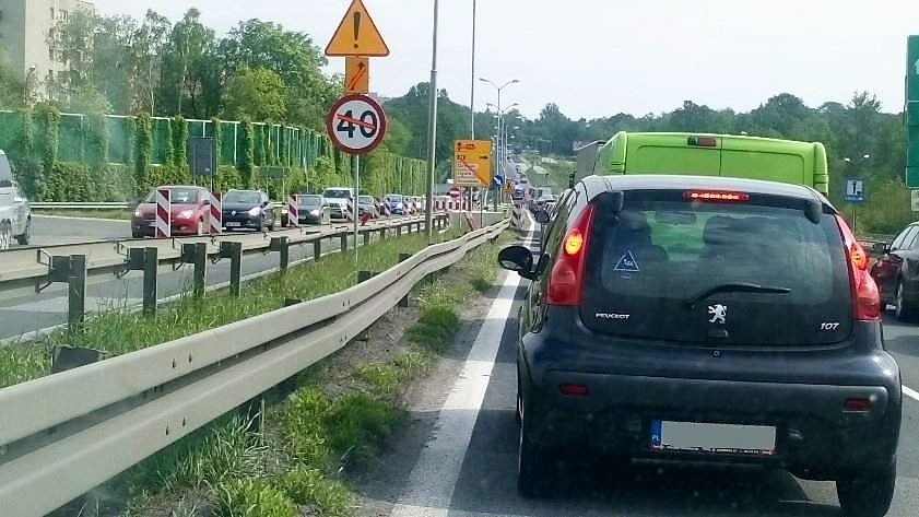 Ogromne opóźnienia autobusów na Giszowcu. Kierowcy stoją w kilometrowych korkach