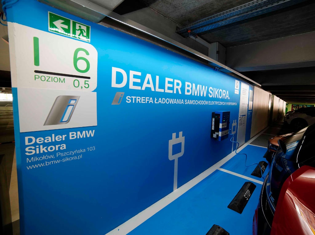 Kolejne centrum handlowe uruchomiło bezpłatną stację ładowania samochodów elektrycznych