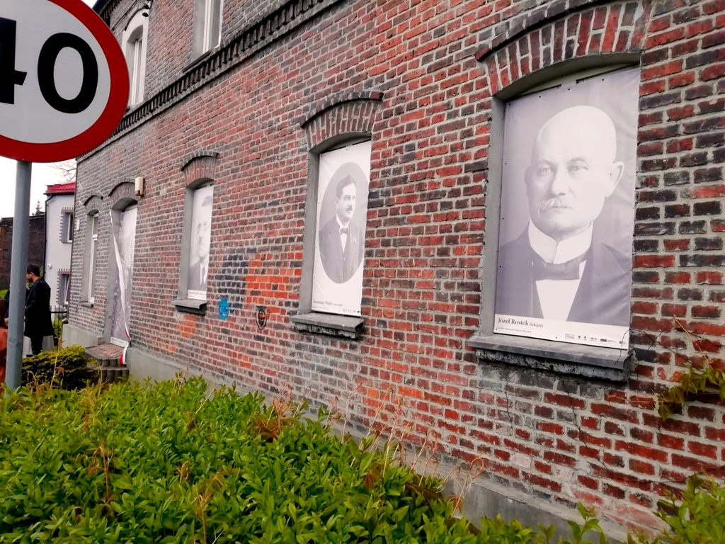 Historyczne zdjęcia mieszkańców zasłoniły okna pustostanów