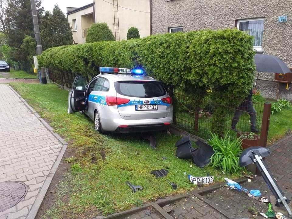 Radiowóz wjechał w ogrodzenie na południu Katowic. Policjant dostał mandat [WIDEO]