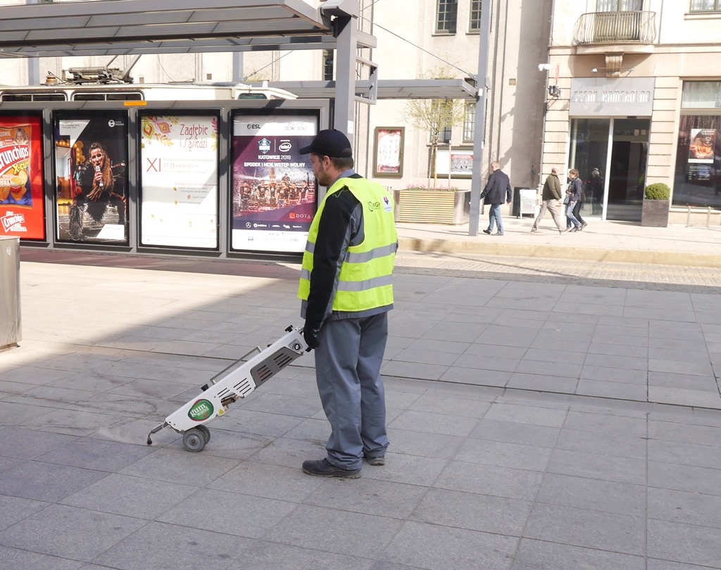 Rozpoczęło się wiosenne usuwanie gum do żucia z placów i chodników