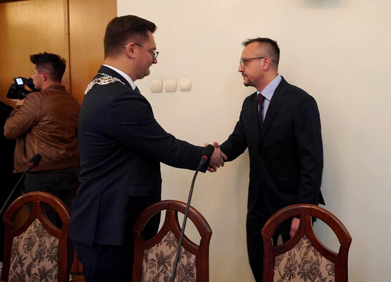 Radny upolitycznił malowanie klatki schodowej, więc malowania nie będzie