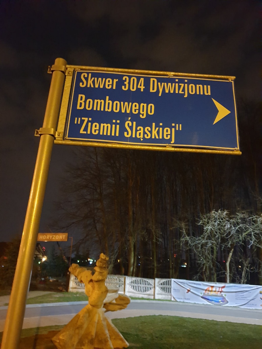 Błąd ortograficzny na tablicy z nazwą skweru. MZUiM już poprawia