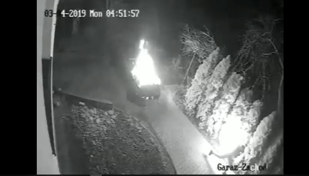 Mężczyzna podpalił samochód i sam zaczął płonąć [WIDEO]