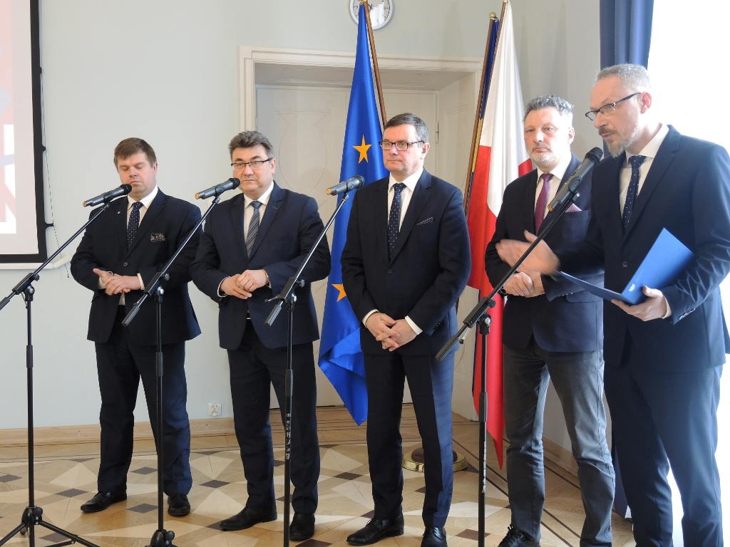 500 plus na każde dziecko, trzynastka dla emerytów i zerowa stawka podatku dla młodych. PiS obiecuje coraz więcej
