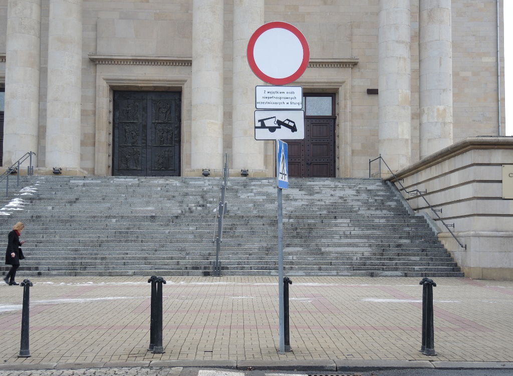 Przy katedrze powstał dziki parking. Parafia zareagowała