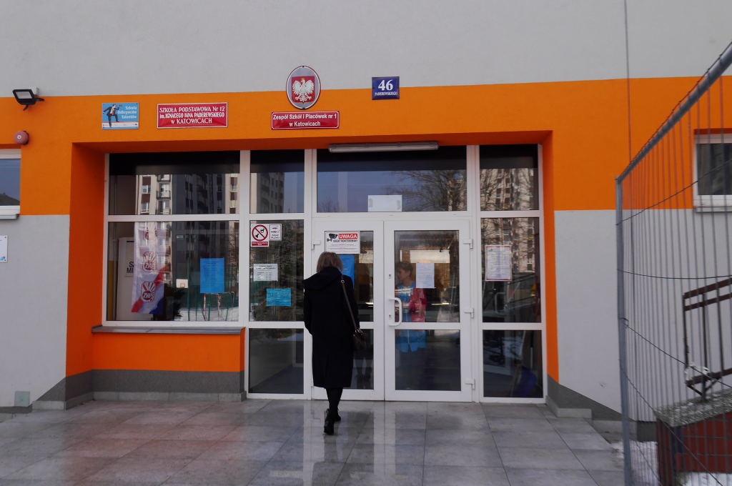 Szkoła i przedszkole na os. Paderewskiego zamknięte. Uczniom groziło porażenie prądem