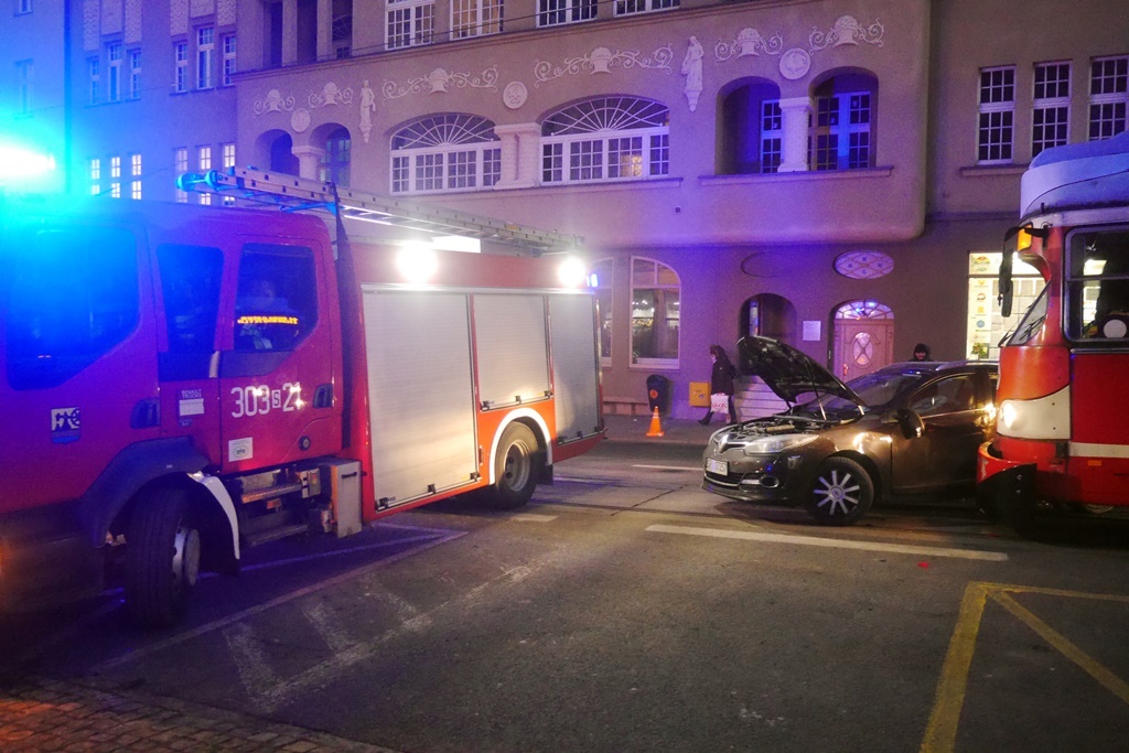 Tramwaj uderzył w samochód w centrum Katowic. Ranne jest 10-letnie dziecko