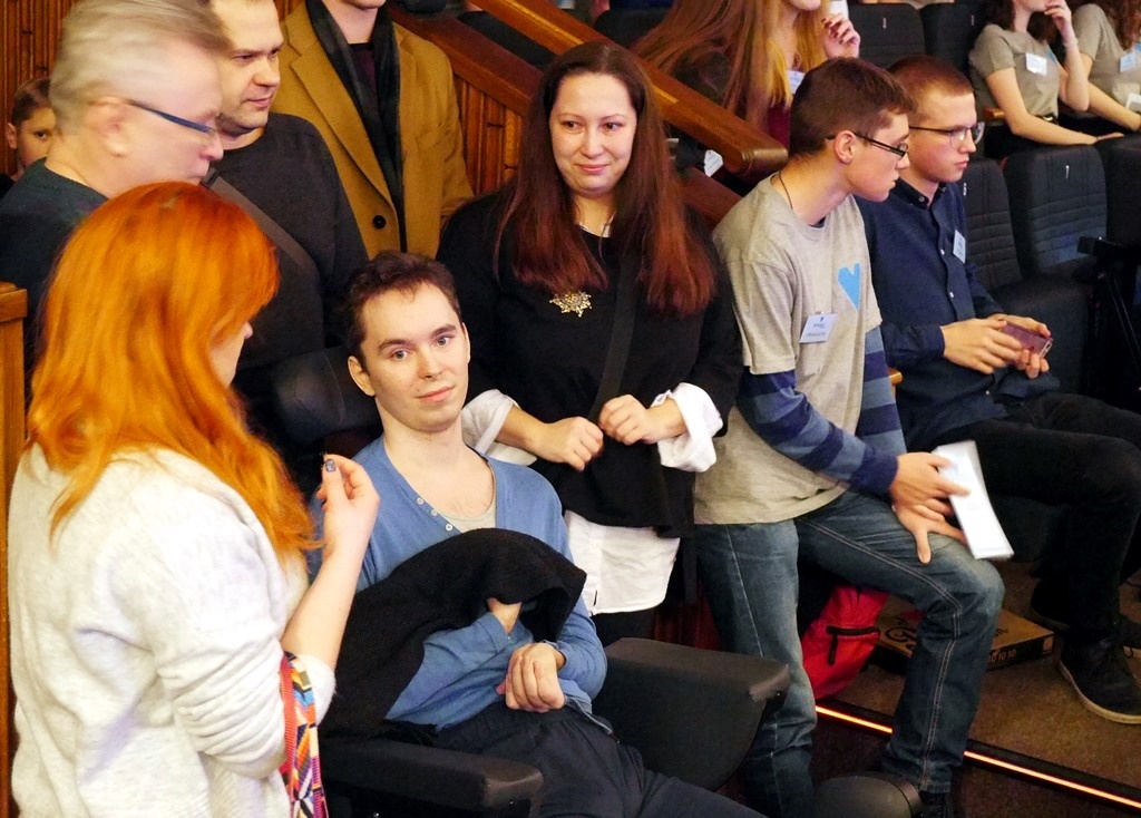 Po dwóch latach Michał Włodarski mówi i czyta. Trwa koncert uczniów 