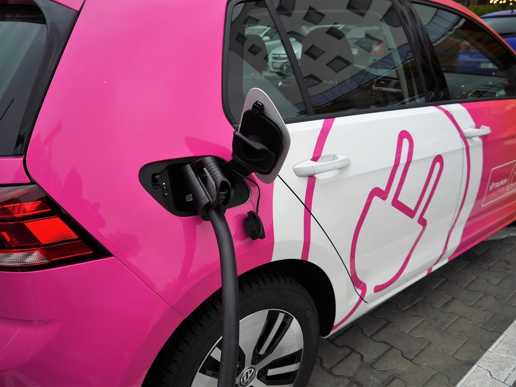 Właściciele samochodów elektrycznych nie dostaną już specjalnej karty parkingowej
