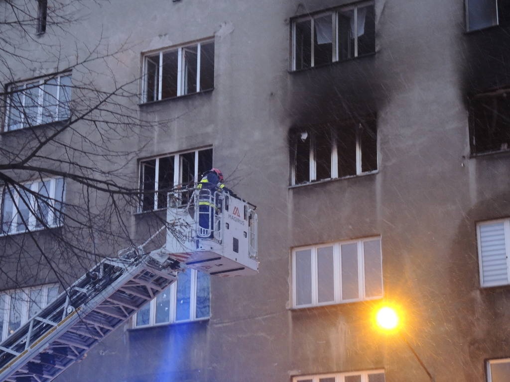 Mieszkanie przy ul. Kopernika spłonęło od lampek choinkowych. Strażacy uratowali lokatorkę