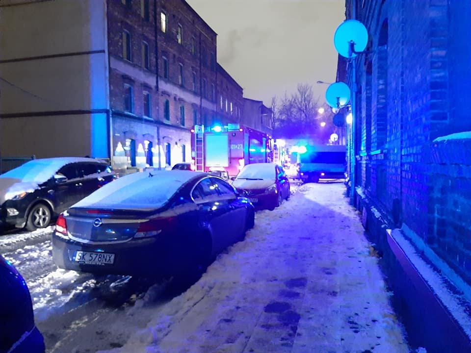 Ogień w piwnicy na Załężu. Bezdomny był reanimowany