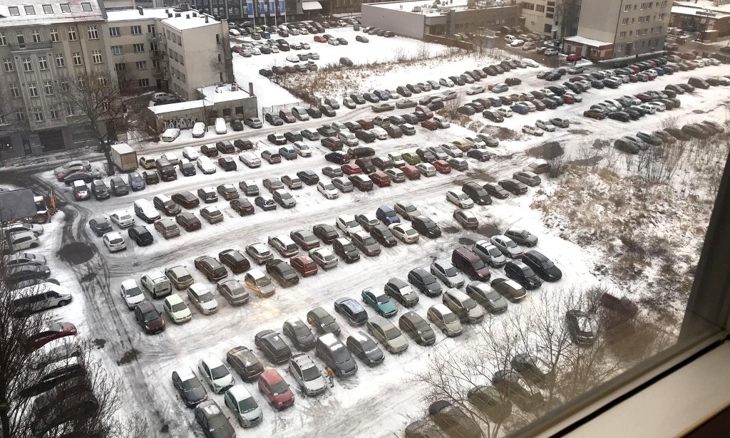 Dziki duży parking w centrum Katowic zostanie zamknięty. Inwestor przygotowuje teren do budowy