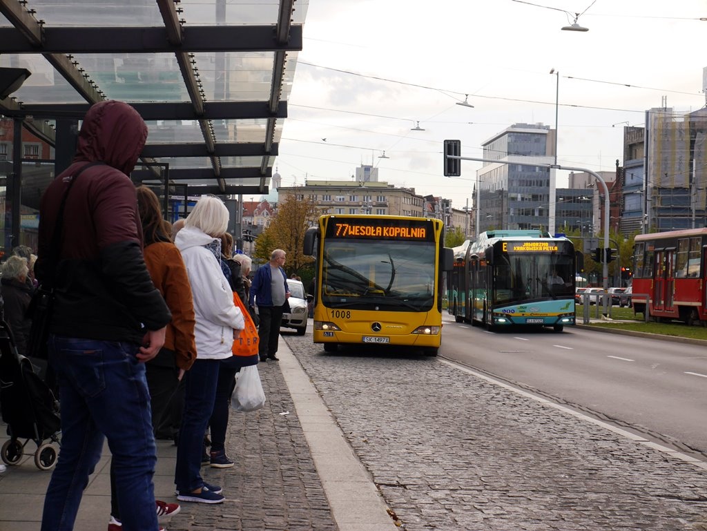 Bezpłatne przejazdy pociągami, autobusami i tramwajami dla kierowców. Powodem jest smog