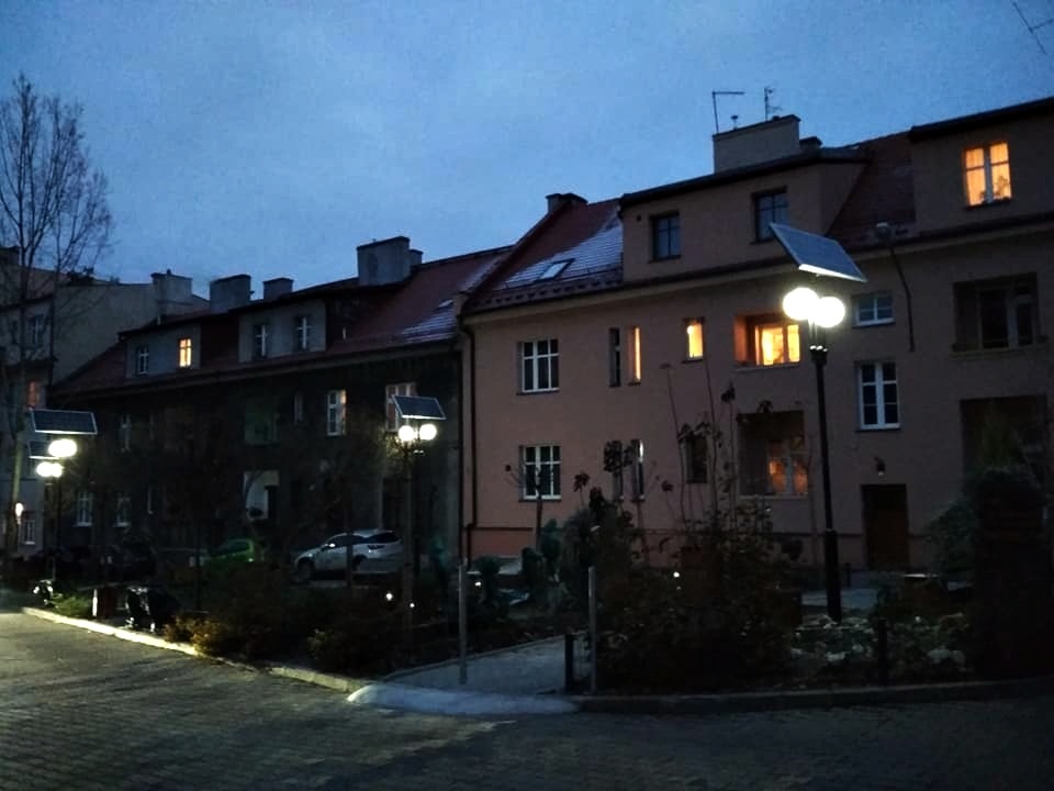 KZGM montuje lampy na słońce