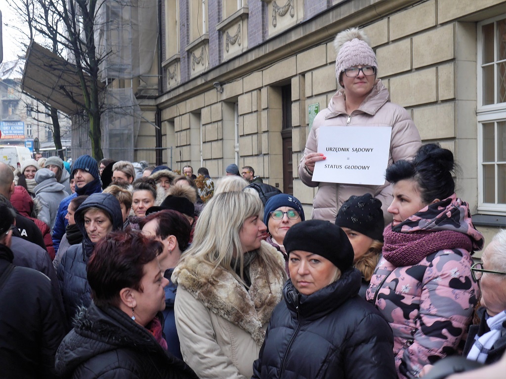 Pracownicy katowickiego sądu chcą podwyżek. Dzisiaj wyszli na ulicę