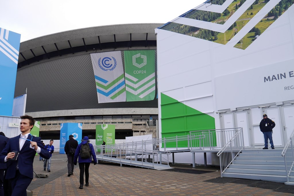 Dzień dobry Katowice. Greenpeace wyświetlił napis na Spodku