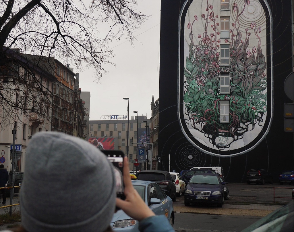 Kapsuła z roślinami na ścianie urzędu. Nowy mural w centrum Katowic
