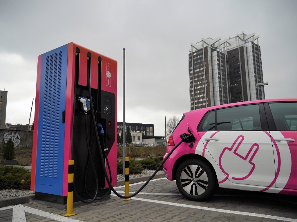 Można już wypożyczyć elektryczne samochody na minuty w promocyjnych cenach