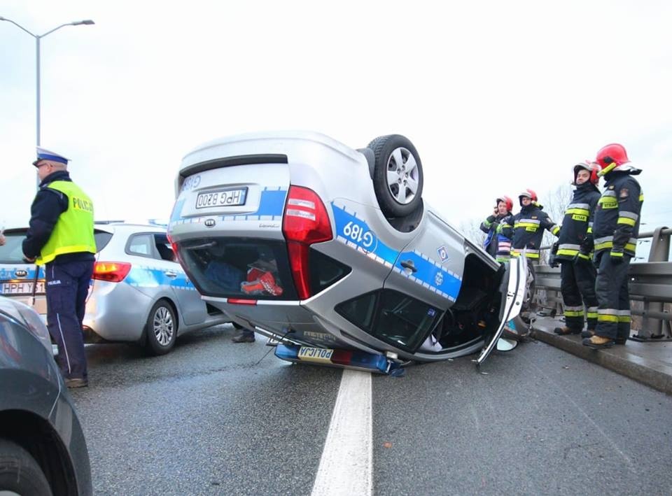 Radiowóz dachował na DTŚ-ce. Eskortował delegatów z Botswany