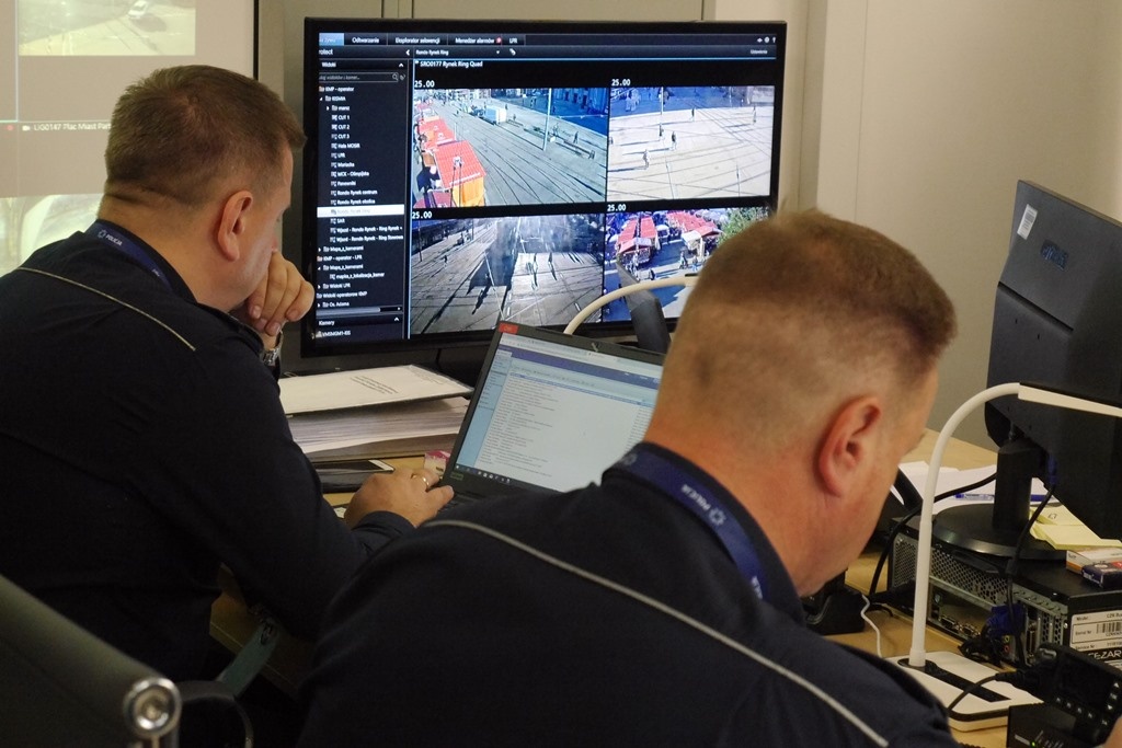 Policjanci obserwują Katowice w specjalnym centrum. Szczyt Klimatyczny zabezpiecza ok. 8 tys. funkcjonariuszy