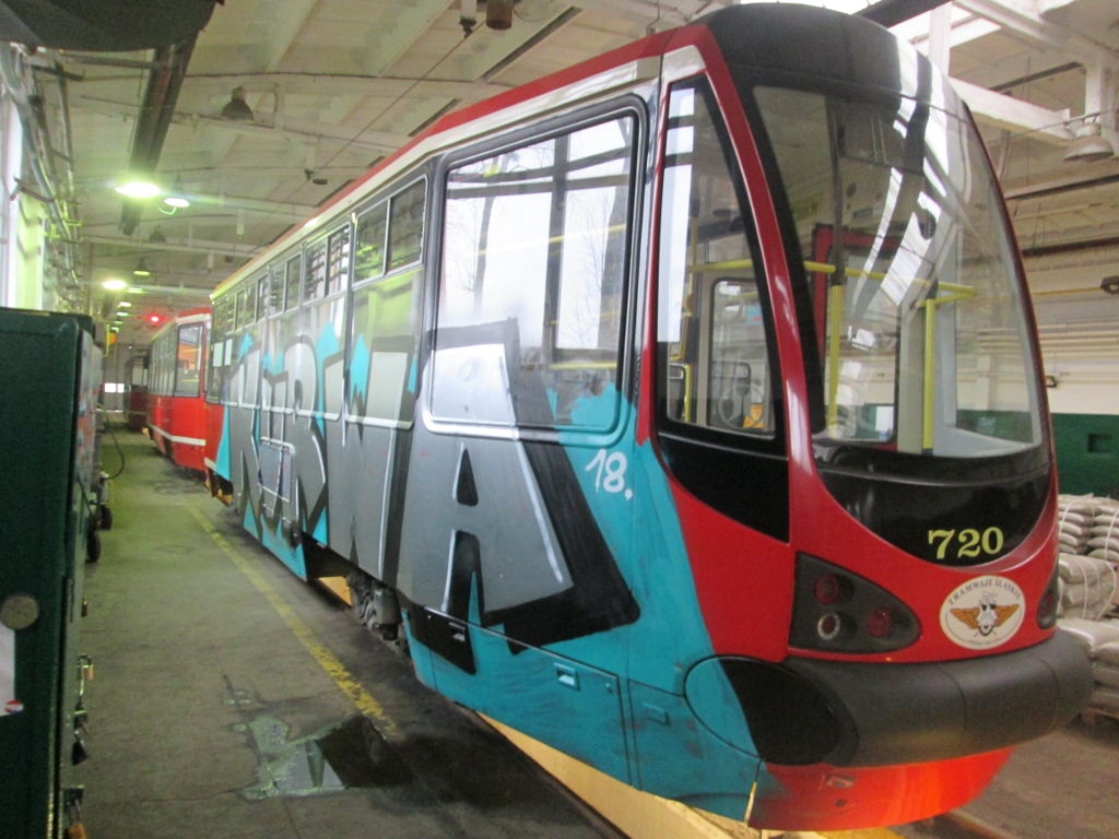 Tramwaj z wulgarnym napisem został wyczyszczony i wrócił na tory