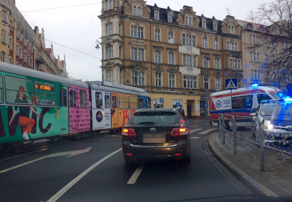 Tramwaj potrącił kobietę na przejściu dla pieszych w centrum Katowic