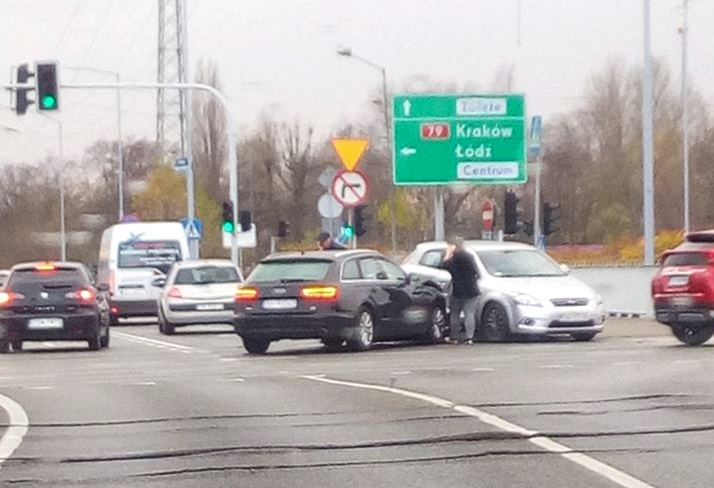 Kolizja na ruchliwym skrzyżowaniu w centrum Katowic
