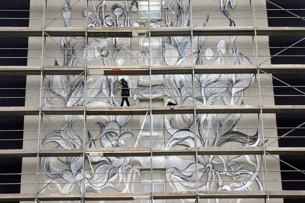 Roślinny mural na ścianie budynku urzędu miasta