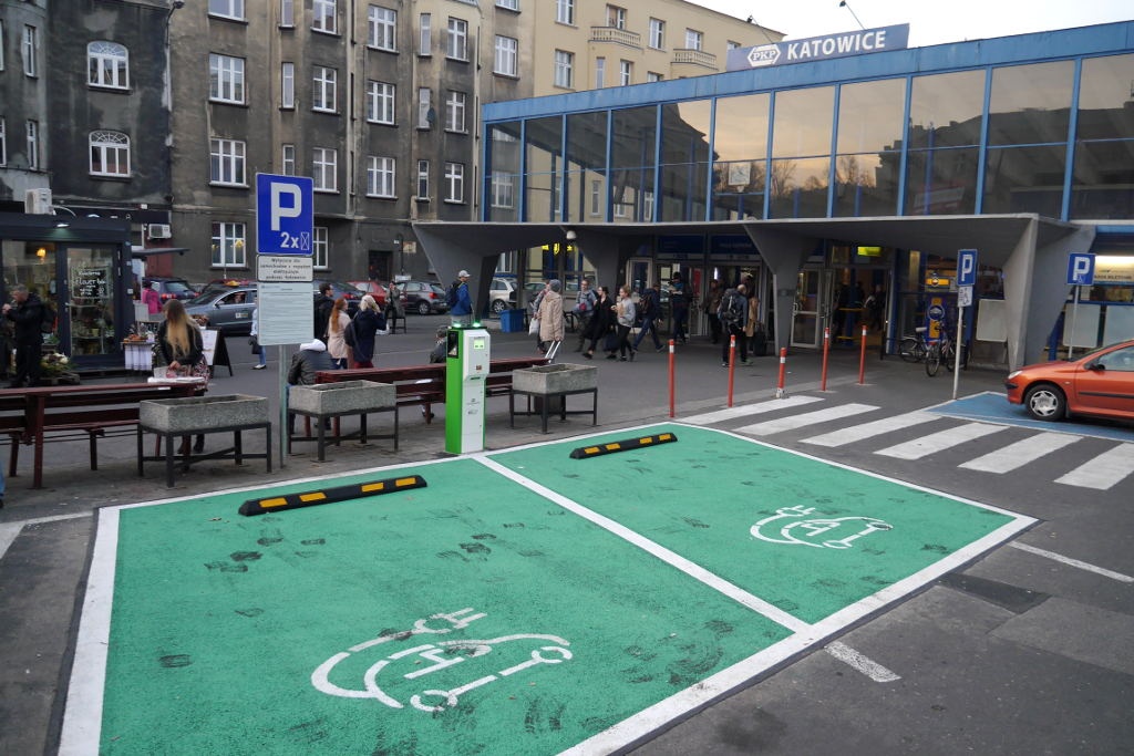Przy dworcach PKP stanęły stacje ładowania samochodów elektrycznych