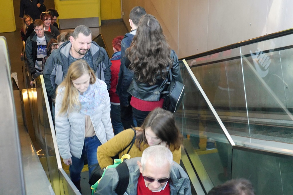 Kolejna awaria ruchomego chodnika na katowickim dworcu i kolejny przetarg na schody