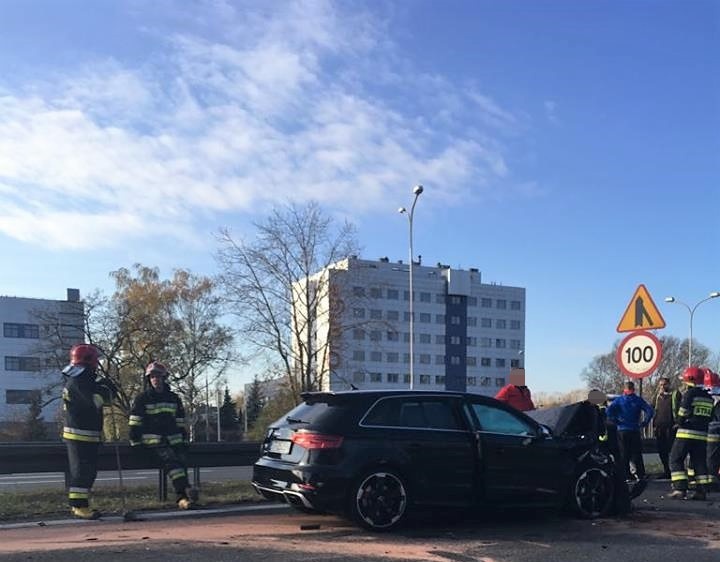 Samochód zderzył się z ciężarówką. Korek na autostradzie A4