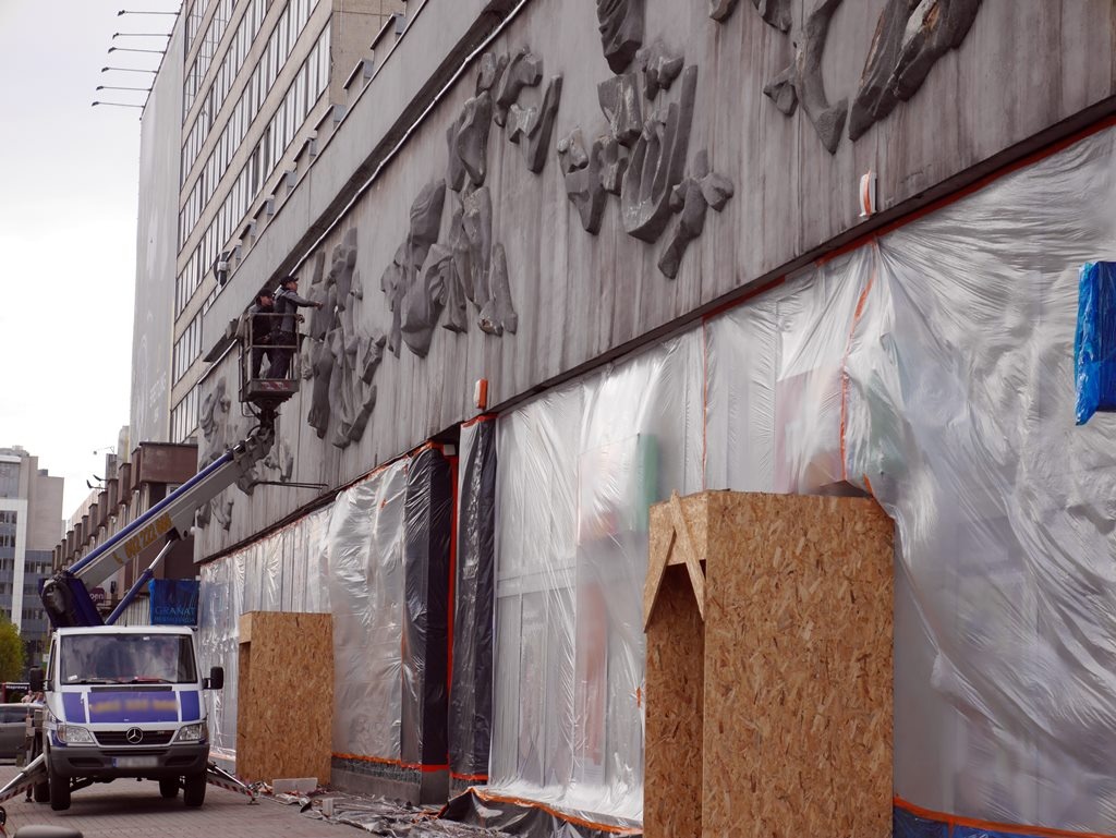 Płaskorzeźby na BWA znowu będą ozdobą. Trwa remont