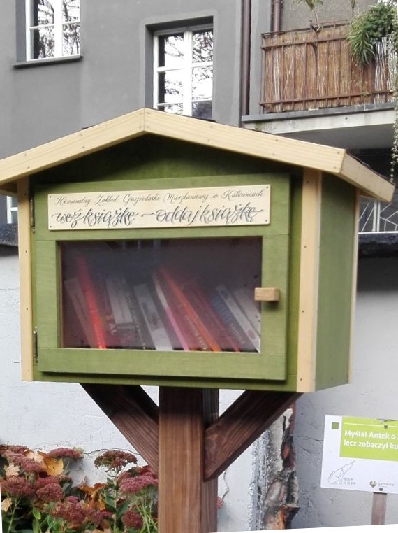 Wyglądają jak domki dla ptaków, ale w środku są książki