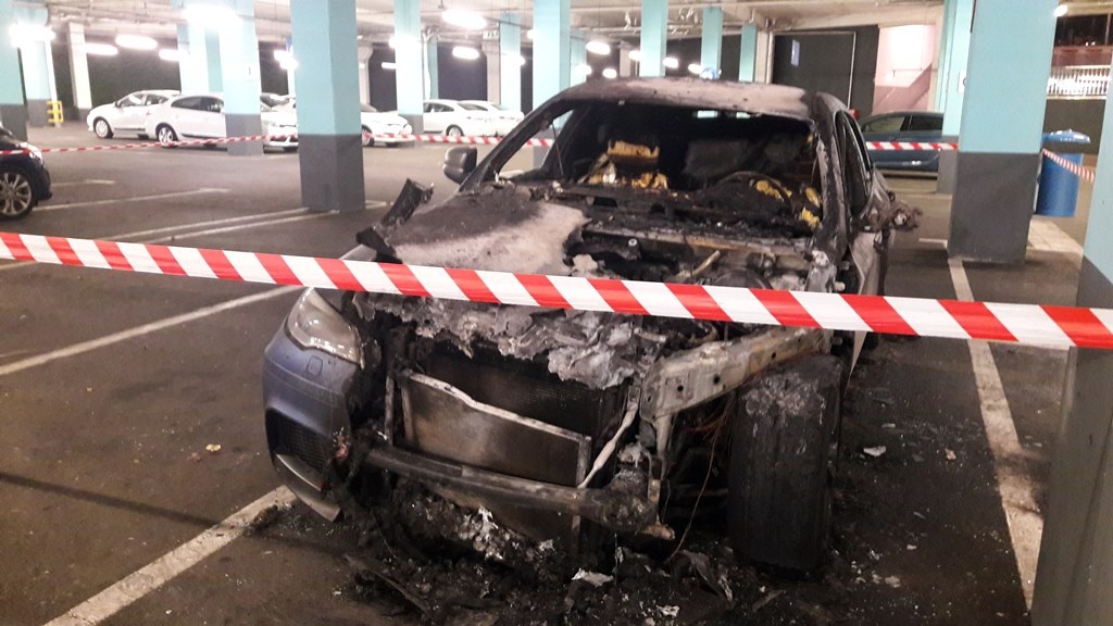 Tajemniczy pożar luksusowego BMW na parkingu centrum handlowego w Katowicach