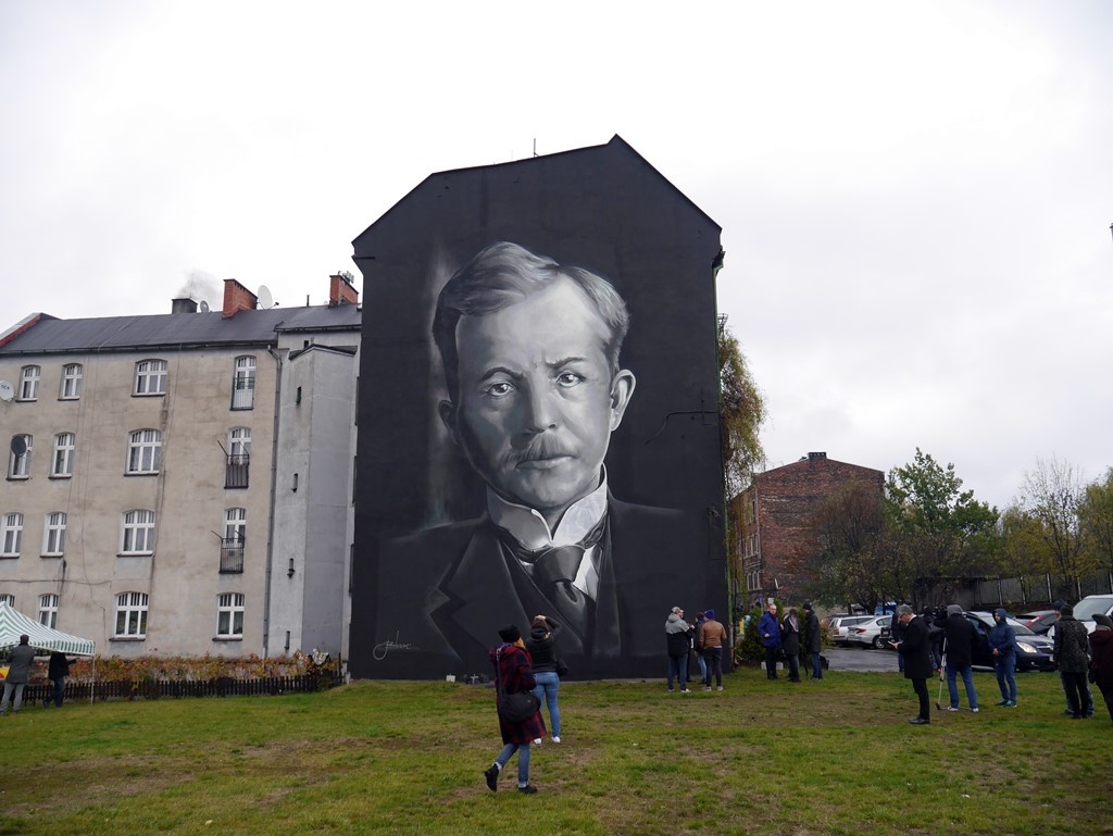 Korfanty patrzy na katowiczan ze ściany kamienicy. Nowy mural gotowy