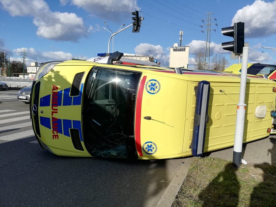 Wypadek z udziałem karetki na ul. Chorzowskiej