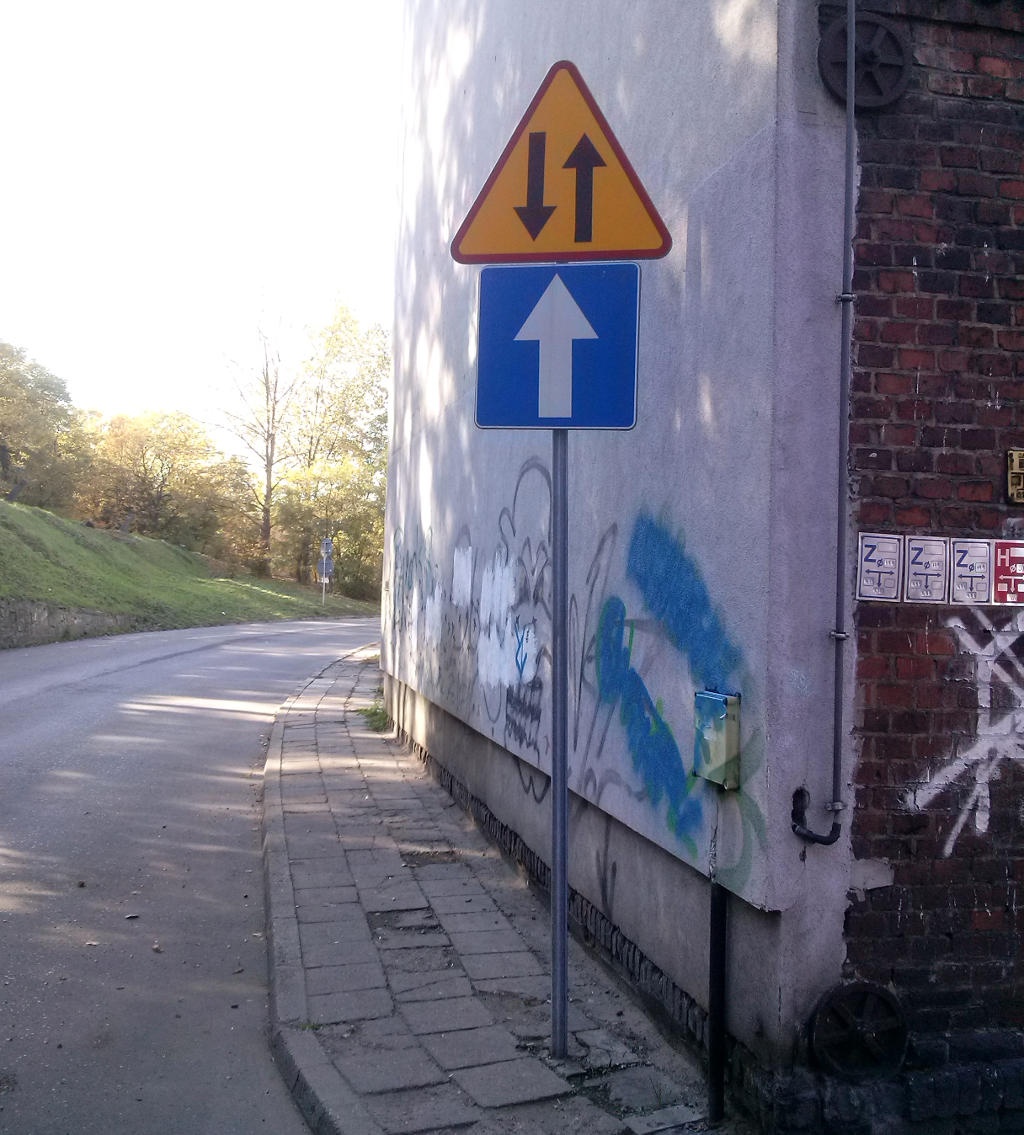 Czytelnik: to drogowy absurd. Policja i urzędnicy: wszystko jest w porządku