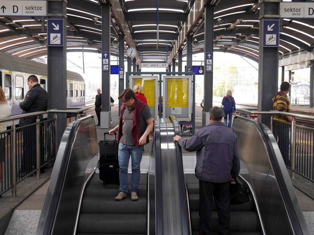 Sprzedaż biletu katowickiego na pociąg, tramwaj i autobus ruszy z opóźnieniem