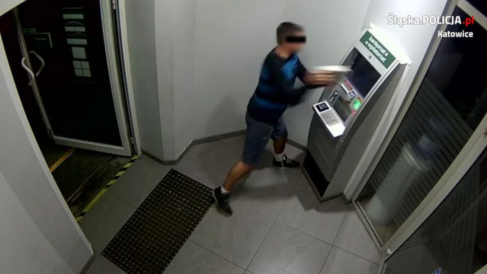 Rozbił cegłą bankomat. Policja publikuje nagranie z monitoringu [WIDEO]