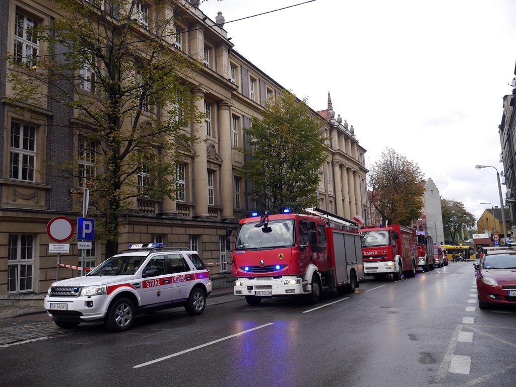 Tajemnicza substancja w katowickim sądzie. Straż pożarna zamknęła ulicę